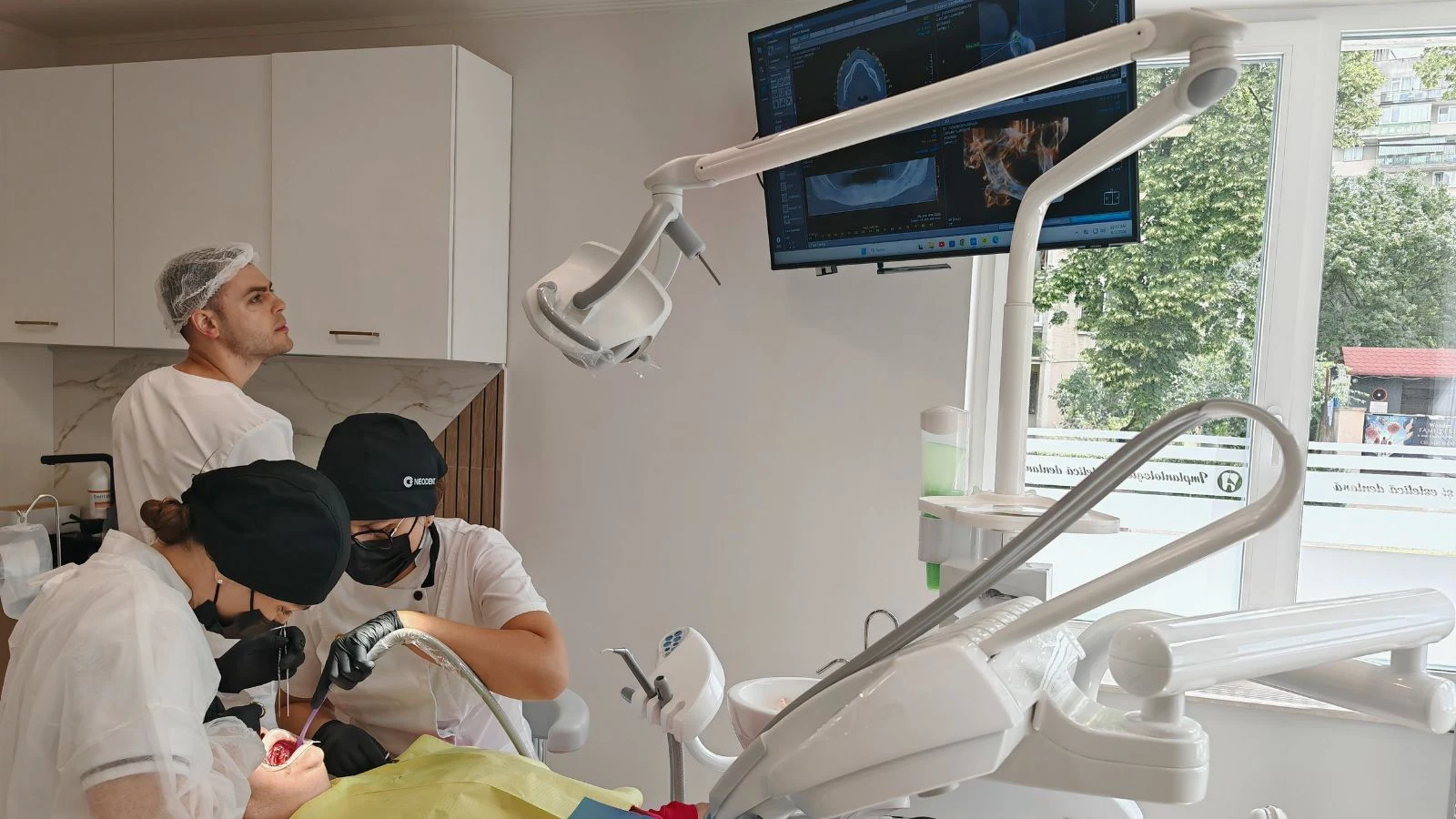 servicii-dintr-o-clinica-stomatologica-din-cluj-napoca-cum-sunt-coordonate-la-dental-chic2